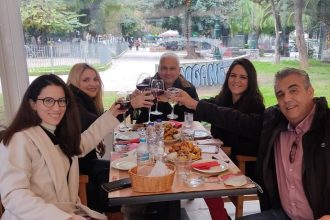 Φωκίων Ζαΐμης: Ένα ποτήρι κρασί και ευχές με τους συνεργάτες του