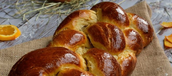 Τσουρέκια με άρωμα πορτοκάλι και μαστίχα