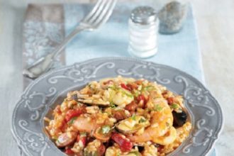 Μεσογειακή παέγια θαλασσινών με λουκάνικο