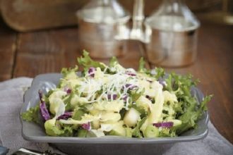 Σαλάτα με αντίδια, μαραθόριζα, αχλάδι και τυρί Σαν Μιχάλη