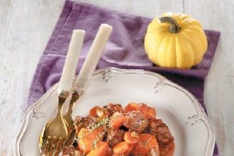 Μοσχάρι στην κατσαρόλα με κολοκύθα και γλυκό κρασί