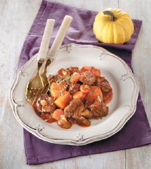 Μοσχάρι στην κατσαρόλα με κολοκύθα και γλυκό κρασί