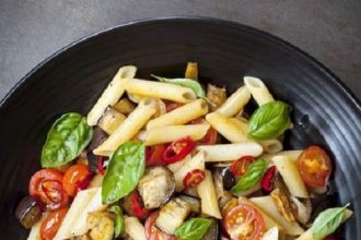 Πέννες με ντοματίνια και τηγανητή μελιτζάνα