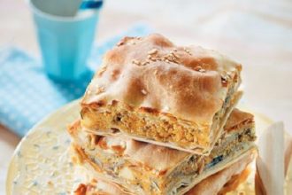 Πίτα με μανιτάρια, κολοκύθα, γραβιέρα και μυρωδικά