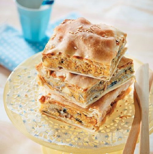 Πίτα με μανιτάρια, κολοκύθα, γραβιέρα και μυρωδικά