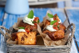 Κεκάκια με φρέσκια και λιαστή ντομάτα και μους φέτας