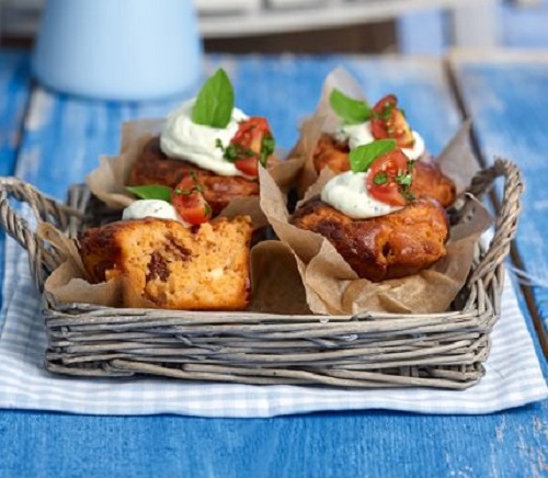 Κεκάκια με φρέσκια και λιαστή ντομάτα και μους φέτας