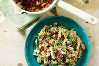 Βίδες ολικής άλεσης με λιαστές ντομάτες, ρόκα, θυμάρι και ροκφόρ