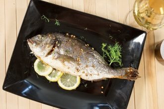 Τσιπούρα στη λαδόκολλα με φινόκιο, άνηθο, λευκό κρασί και κόλιανδρο