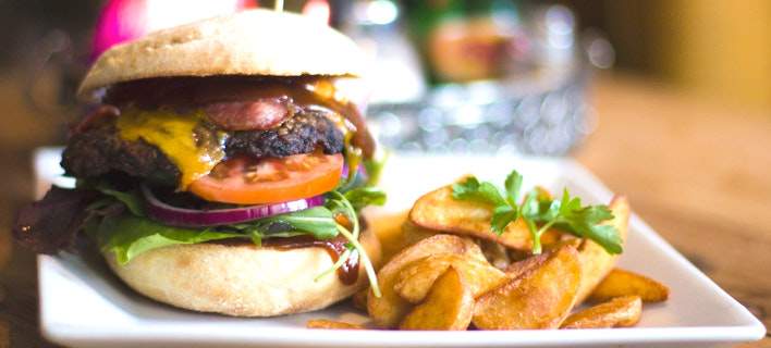 Πώς είναι το τέλειο burger, κατά τον Αντονι Μπουρντέν