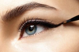 Πώς να εφαρμόσετε το eyeliner σε 5 απλά βήματα