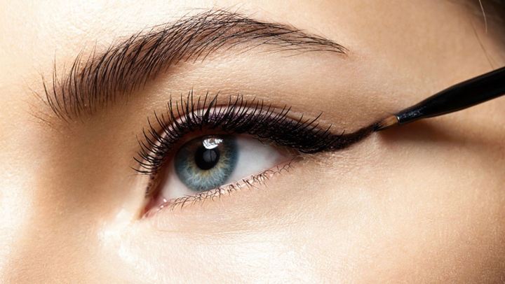 Πώς να εφαρμόσετε το eyeliner σε 5 απλά βήματα