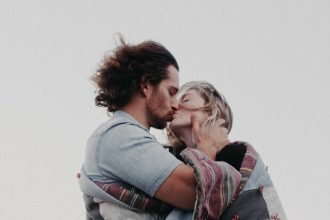 Γιατί μία νεαρή κοπέλα επιλέγει να κάνει σχέση με έναν αρκετά μεγαλύτερο άνδρα;