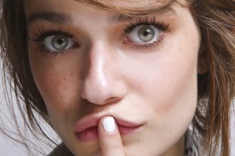 Πόσο κακό κάνουν τελικά τα extensions βλεφαρίδων στις δικές σου βλεφαρίδες;