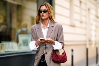 2 τρόποι να φαίνεσαι πιο αδύνατη φορώντας το αγαπημένο σου blazer