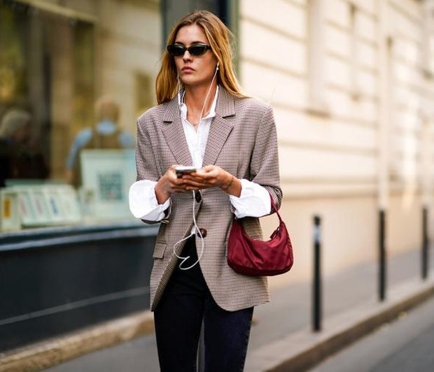 2 τρόποι να φαίνεσαι πιο αδύνατη φορώντας το αγαπημένο σου blazer