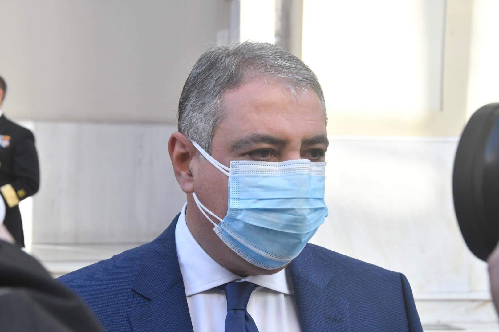 Ευχές για το νέο χρόνο από τον Γιάννη Καρβέλη