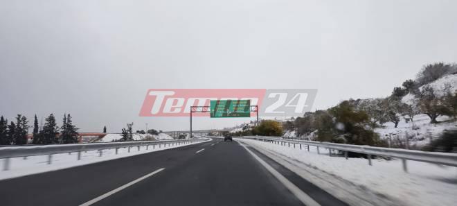 Γεμάτη χιόνι η εθνική οδός Πατρών - Κορίνθου ΦΩΤΟ