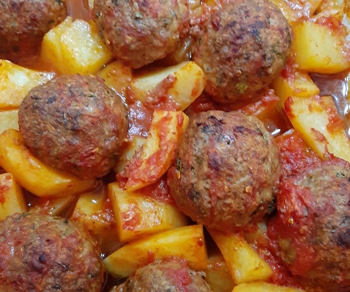 Kεφτεδάκια με πατάτες στον φούρνο
