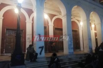 Πάτρα: Σε άθλια κατάσταση η πρόσοψη του Δημοτικού Θεάτρου "Απόλλων" (ΦΩΤΟ)