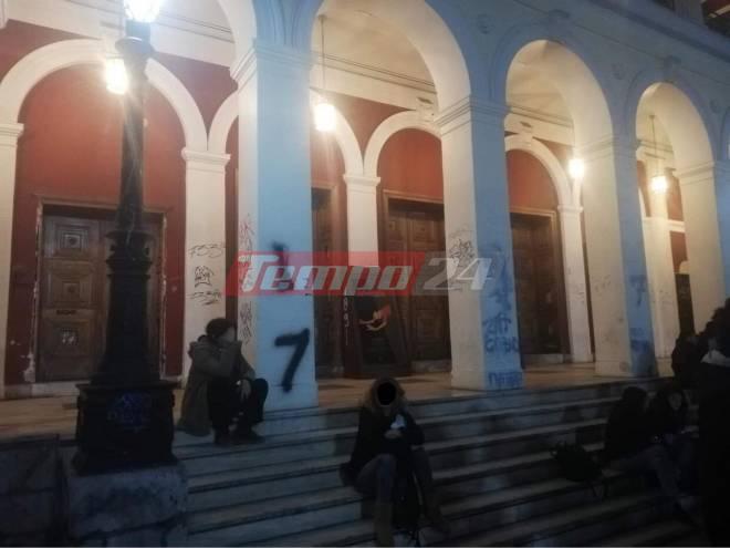 Πάτρα: Σε άθλια κατάσταση η πρόσοψη του Δημοτικού Θεάτρου "Απόλλων" (ΦΩΤΟ)