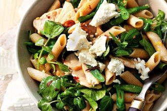 Χορταστική σαλάτα με πένες και κοτόπουλο