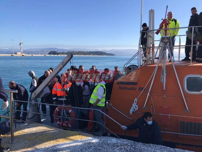 Φωτιά σε πλοίο στην Κέρκυρα: Δείτε τη στιγμή της πύρινης κόλασης! Έφτασαν τα πρώτα πλοία με διασωθέντες - Πέτσας και Καρβέλης στο Λιμάνι -ΒΙΝΤΕΟ - ΦΩΤΟ