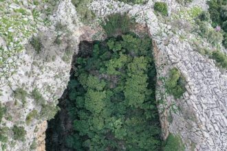 Αχαΐα: Αυτή είναι η θρυλική “Νεραϊδότρυπα” στο όρος Σκόλλις! ΦΩΤΟ