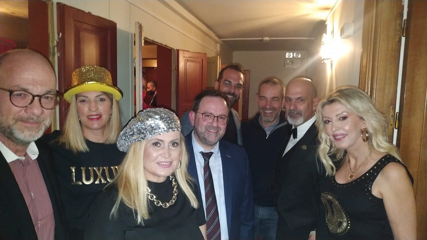 Η ...Περιφέρεια στην Αννα Βίσση