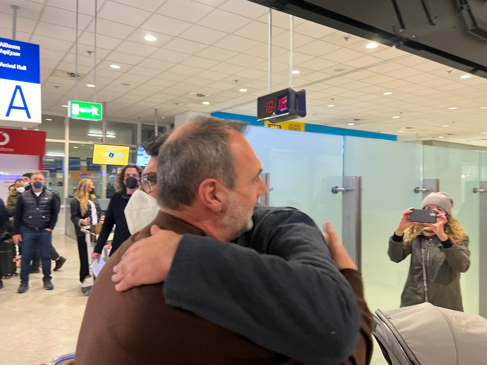 Ανδρέας Κατσανιώτης: Συγκινητικές στιγμές στην άφιξη του προξένου Μανώλη Ανδρουλάκη ΦΩΤΟ