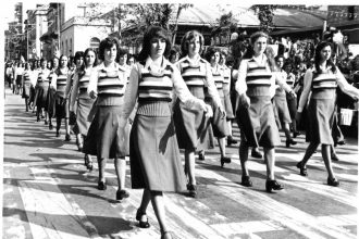 Αναγνωρίζετε την γνωστή πατρινή που παρελαύνει;