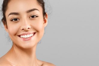 Πώς θα καμουφλάρετε τις πανάδες και τις δυσχρωμίες με τη βοήθεια του μακιγιάζ