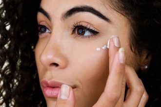 Πώς να εξαφανίσουμε τους μαύρους κύκλους με τη βοήθεια του μακιγιάζ