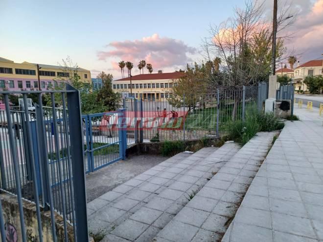 Βραχνέικα: Οι πιτσιρικάδες έγιναν "σαλταδόροι" για να παίξουν στο σχολικό προαύλιο που είναι κλειδαμπαρωμένο!