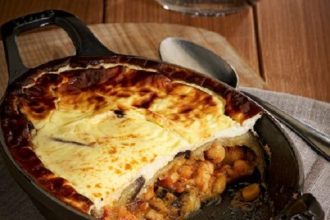 Ρεβίθια με μελιτζάνες μουσακά και κρέμα από κατίκι Δομοκού