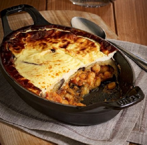 Ρεβίθια με μελιτζάνες μουσακά και κρέμα από κατίκι Δομοκού