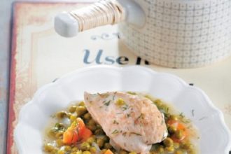 Κοτόπουλο με καρότα και αρακά