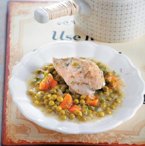 Κοτόπουλο με καρότα και αρακά