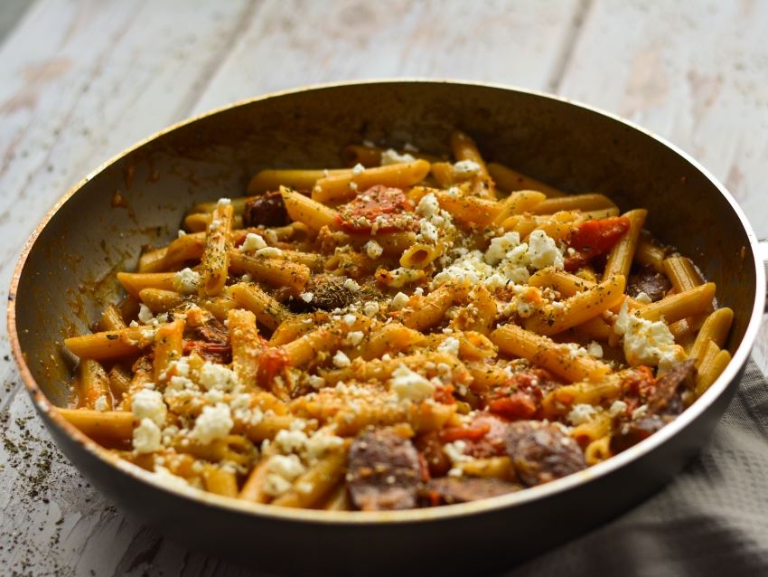 Πένες με λουκάνικο και φέτα