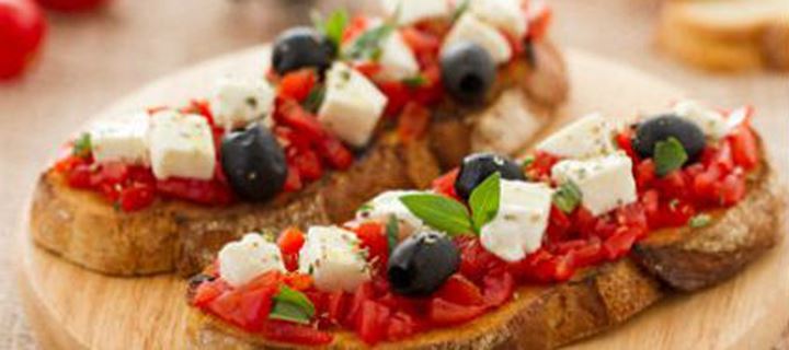Μπρουσκέτες με ντοματίνια και τυρί