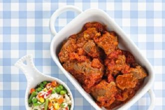 Μοσχαράκι κοκκινιστό με ρύζι πολύχρωμο