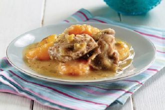 Μοσχαράκι κρασάτο με ξερά βερίκοκα