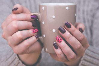 Πώς να βγάλεις το ημιμόνιμο μανικιούρ στο σπίτι