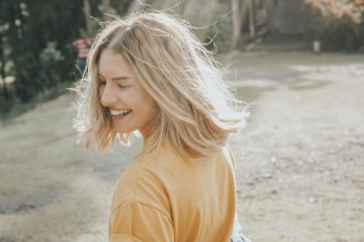 5 συνήθειες που μπορούν να κάνουν κακό στην επιδερμίδα σου