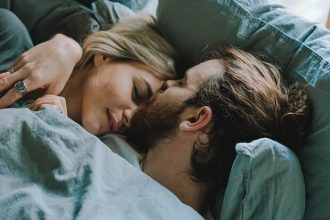 4 σημάδια που φανερώνουν ότι είναι καλός στο σεξ