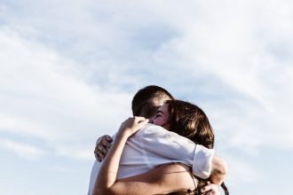 Κι όμως ο άνδρας χρειάζεται μία αγκαλιά