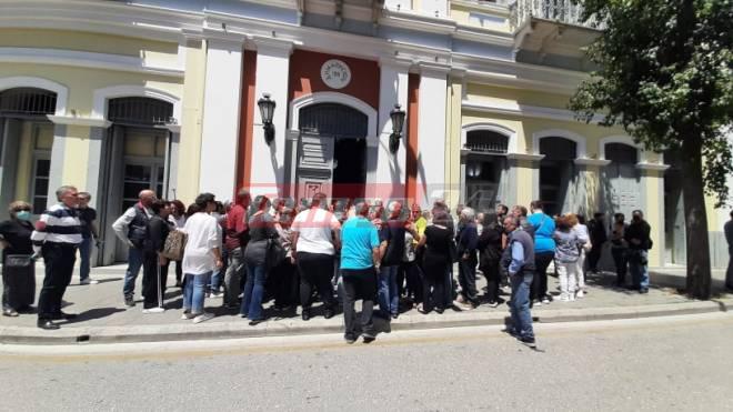 Πάτρα: Συγκέντρωση διαμαρτυρίας των πρώην εργαζομένων στην Κοινωφελή έξω από το Δημαρχείο - Κατηγορούν τον Δήμο πως δεν τους στήριξε (ΦΩΤΟ)