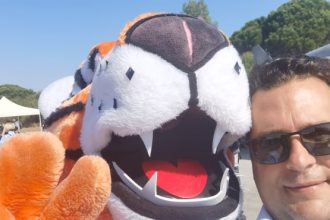 Ο δημοσιογράφος Νίκος Γιαπρακάς παρέα με μιά τίγρη!