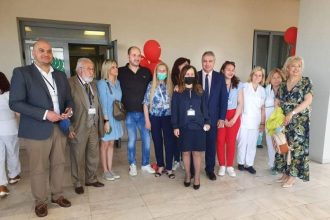 Ο Γιάννης Καρβέλης μαζί με νοσηλευτές και νοσηλεύτριες ΦΩΤΟ