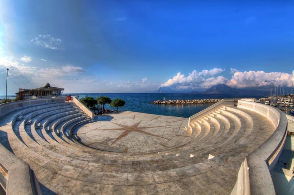 Χορευτικά τμήματα του Παγκαλαβρυτινού στο Θεατράκι